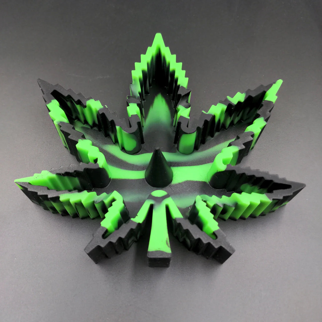 SILICONE ASHTRAY - WEED LEAF W/ POKER